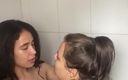 Zoe &amp; Melissa: Stiefschwestern sind allein und nehmen ein heißes video für ihren...