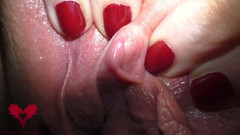 Close Up Extreme: Primo piano di sgrillettamento della sua fica bagnata. Deliziosa fica...