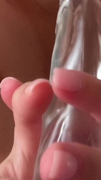 O tânără de 18 ani suge pula de cauciuc și se fute cu un vibrator