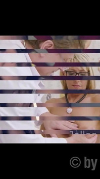 Vznešená milf blondýnka masturbuje v krajkovém prádle