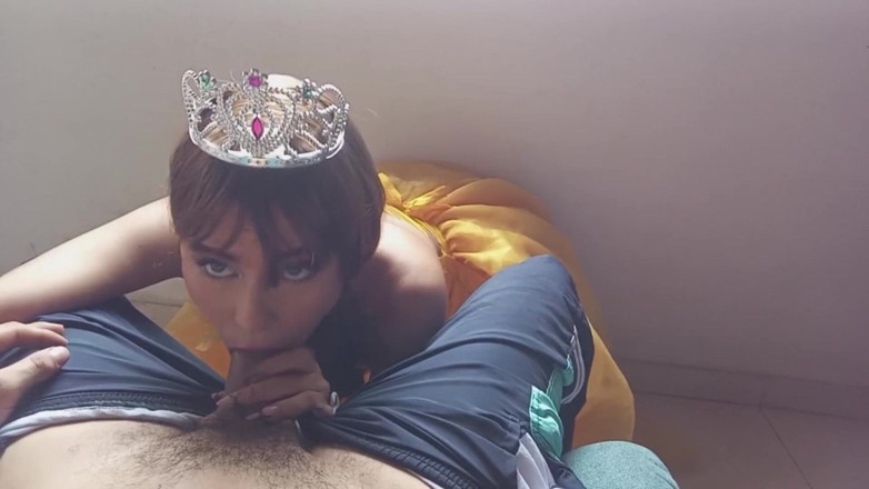 Crystal Foxxx: Läcker prinsessa ger avsugning till sin styvbror