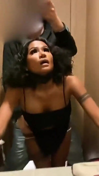 Johntronx - sex rapid în baia publică cu o gagică asiatică sexy și sălbatică