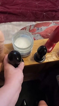 Padrona jenna infilza la sua troia in fondo e apre un po' di culo con un grosso dildo
