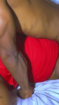 Une grosse aime baiser un garçon musclé