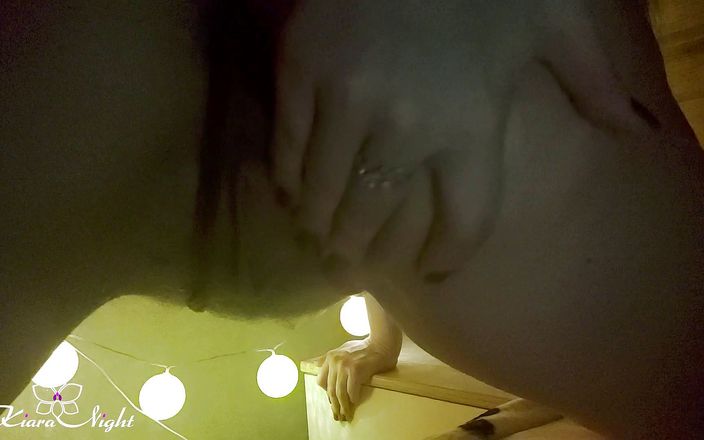 Kiara Night: Flicka med stora tuttar onanerar fitta och orgasm