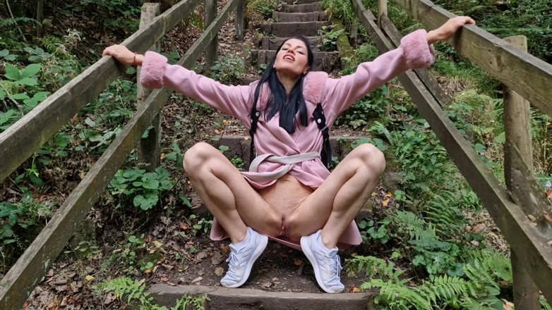 Nicky Brill: Naakt buitenshuis en plassend