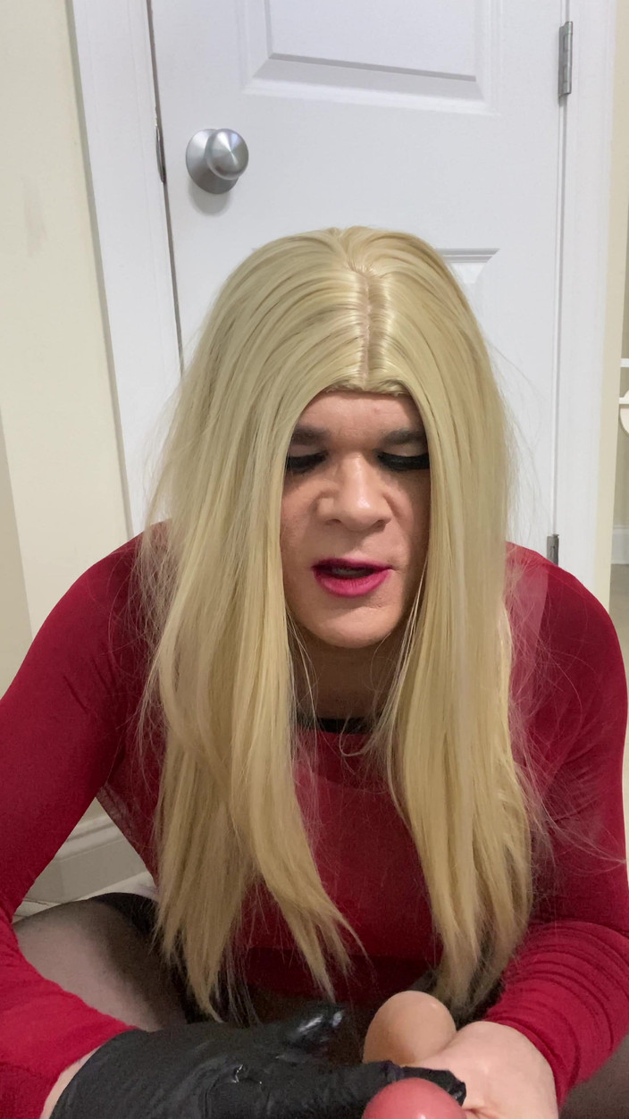 MadisonCD2025: Transsexual sexy transsexuală feminină purtând o pizdă de jucărie falsă...