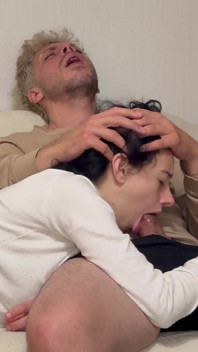 Guardo La TV Con La Mia Sorellastra Arrapata E Le Faccio Succhiare Il Cazzo