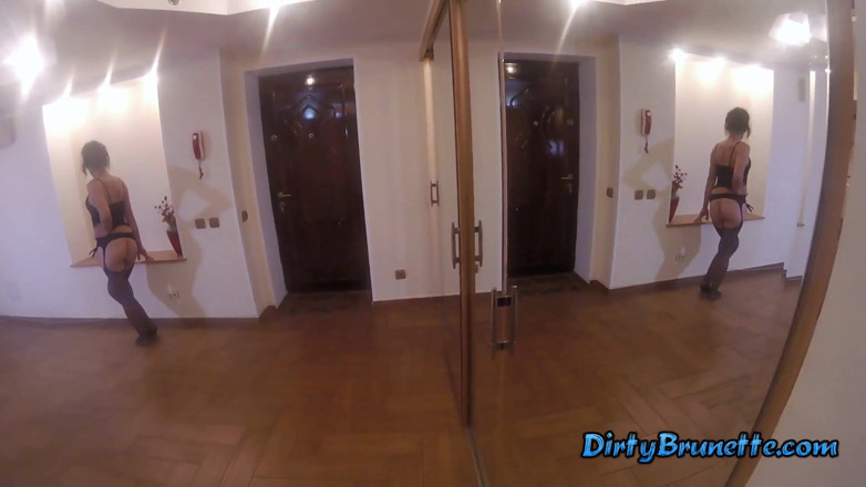 Dirty Brunette: Відкриття її пизди дуже широко