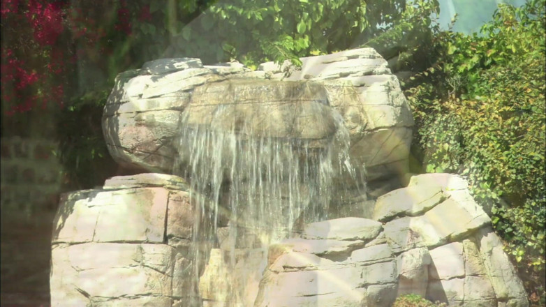 Tight little babes: Heiße brünette mit dicken titten wird von der poolbegleiterin von...