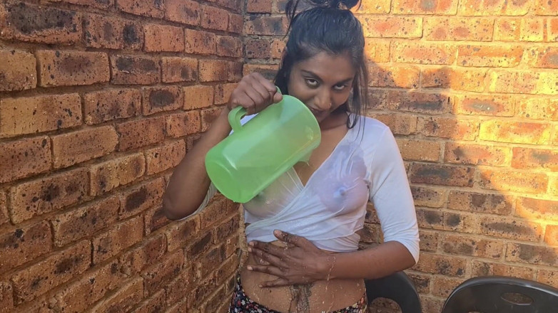 domslutfucker: Troia indiana che fa un gioco d'acqua, spettacolo di camicie...