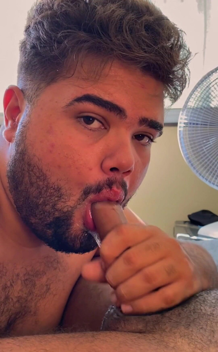 VEN1CIU: Un gay potelé se fait mouiller la bite de son...