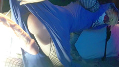 Tiffany Ciskiss: Sissy Crossdresser v Fishnets bere obrovské dildo