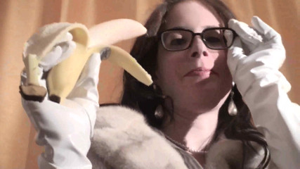 Femdom Austria: Spex brunette berbicara kotor sambil makan pisang