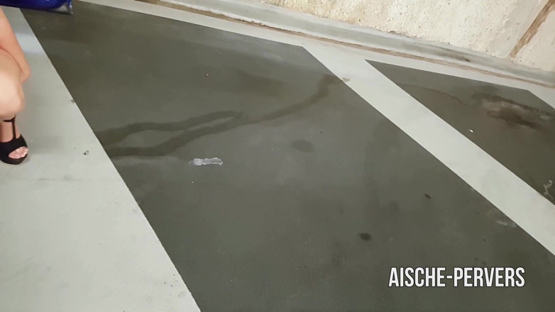 Aische Pervers: Ngentot di tempat parkir - crot dan kencing