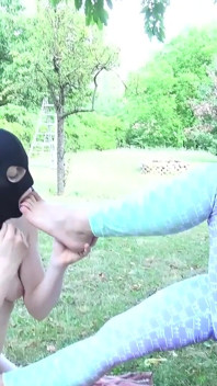 Gata mascarada adorando pés de uma milf loira gostosa