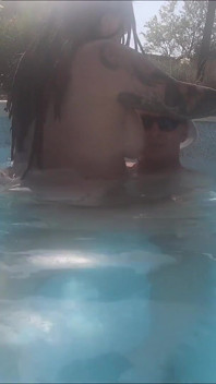 Cosa a tre in piscina in vacanza