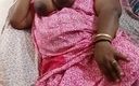 Nilima 22: Индийская задница, массаж пальцами в спальне