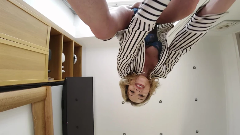 Jimmy Draws: Epiphany Jones - gravidă stând pe față