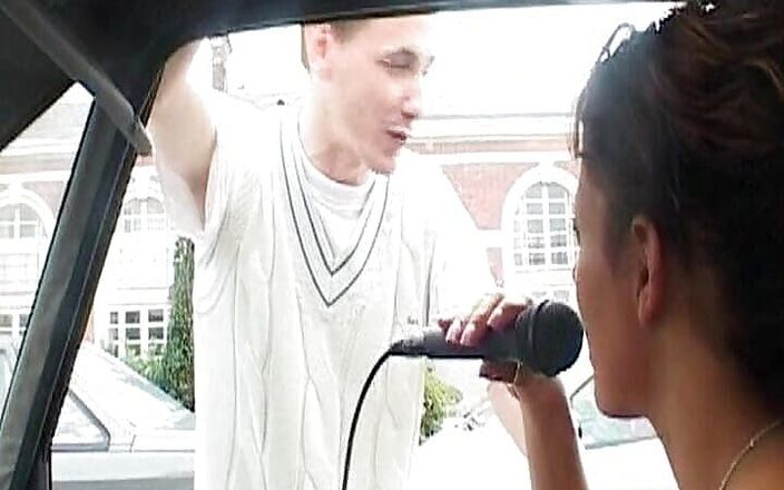 Videos Francaises: Fransa'dan koyu saçlı sürtük bir adamı deli gibi boşaltıyor