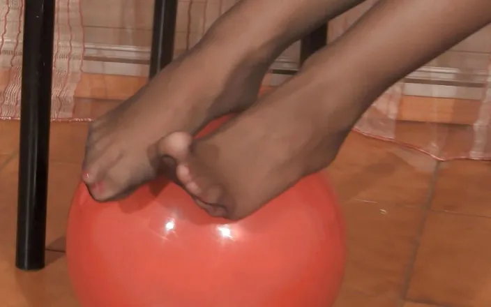 Foot Fetish HD: Barbara reading time