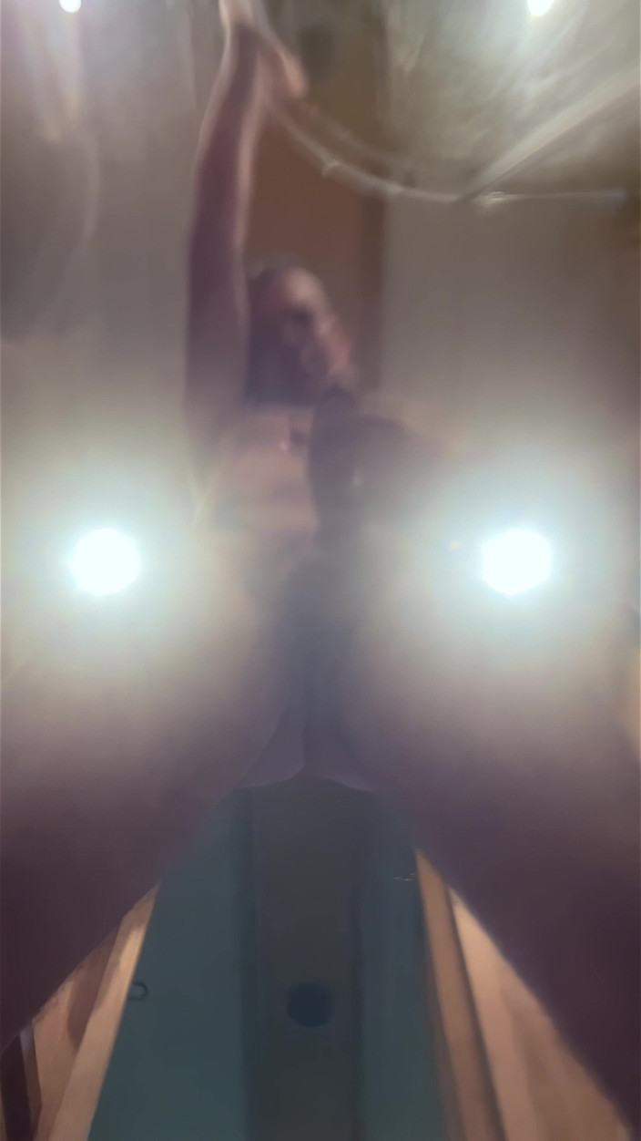 NakedFoxx: POV hetero-hengst, frisch von duschtürmen über dir, kommt hart auf dein...