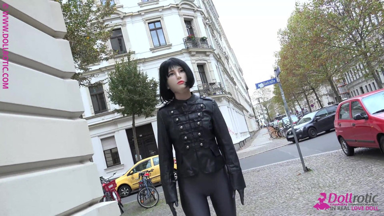 Dollrotic: Moja marionetka w miejscach publicznych