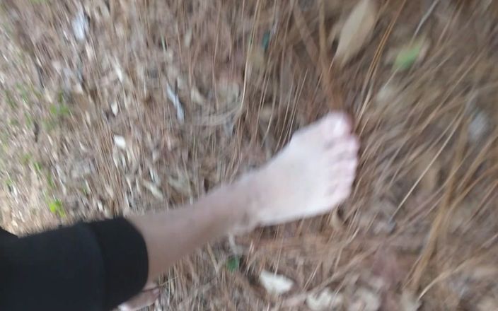 Legsistance: 私と私の足は庭に出て、通りではなく、葉っぱのシャッフリンと棒のクランチンは良い遊びを感じます