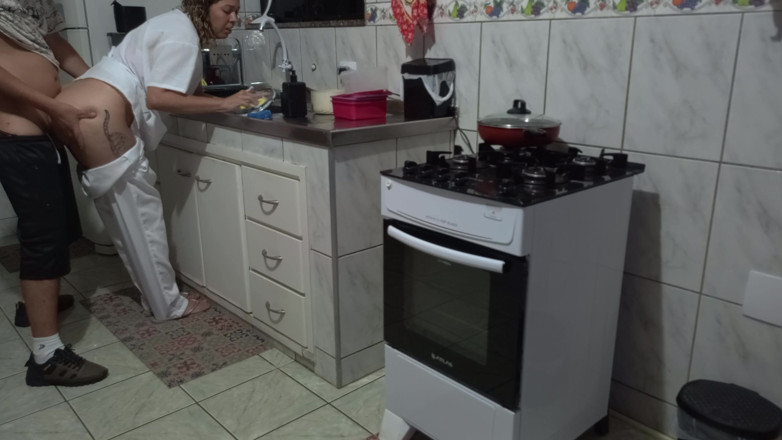 Gabi SweetCouplesStories: Pembantu rumah menggunakan pantatnya semasa membasuh pinggiran.