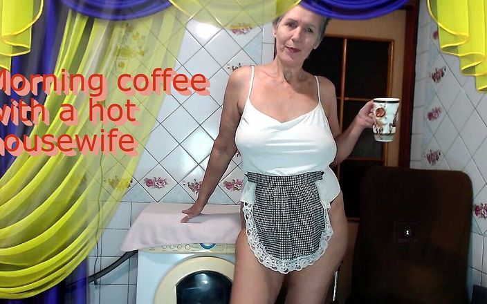 Cherry Lu: 和一个开朗的热辣家庭主妇在早上喝咖啡，一边坐在洗衣机上一边和粉丝聊天，一边喝一杯咖啡