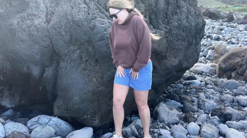 Emma Voyeur: No Panties Girl Pee on Public Beach