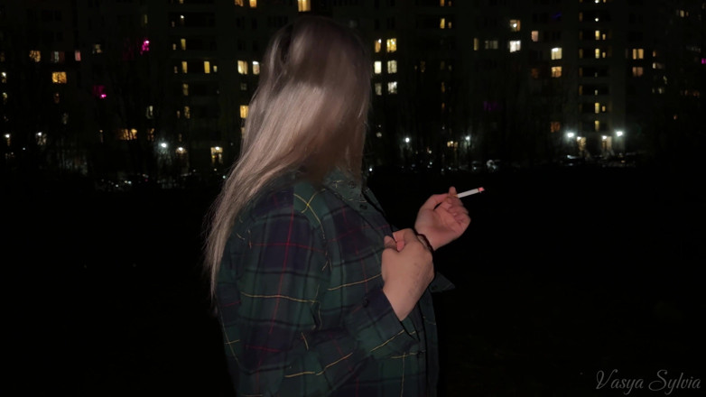 Vasya Sylvia: Blonde fumante avec fumée nue en public !