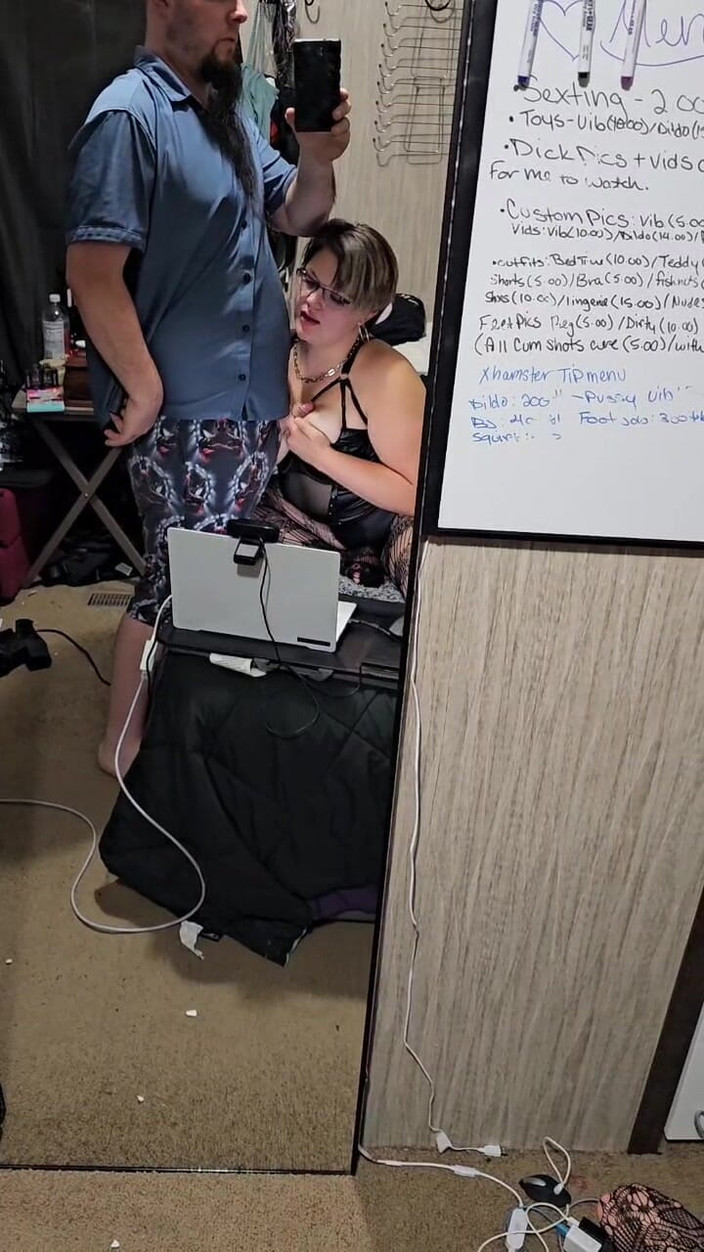 Funhousewife69: 그는 침실에 걸어 와서 내 자지를 빨게 만들었어