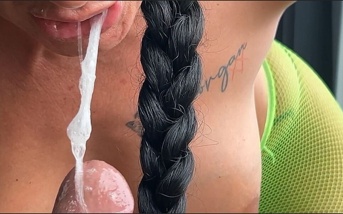 Cumbizz: Milf met grote tieten neemt grote zwarte lul en neukmachine...