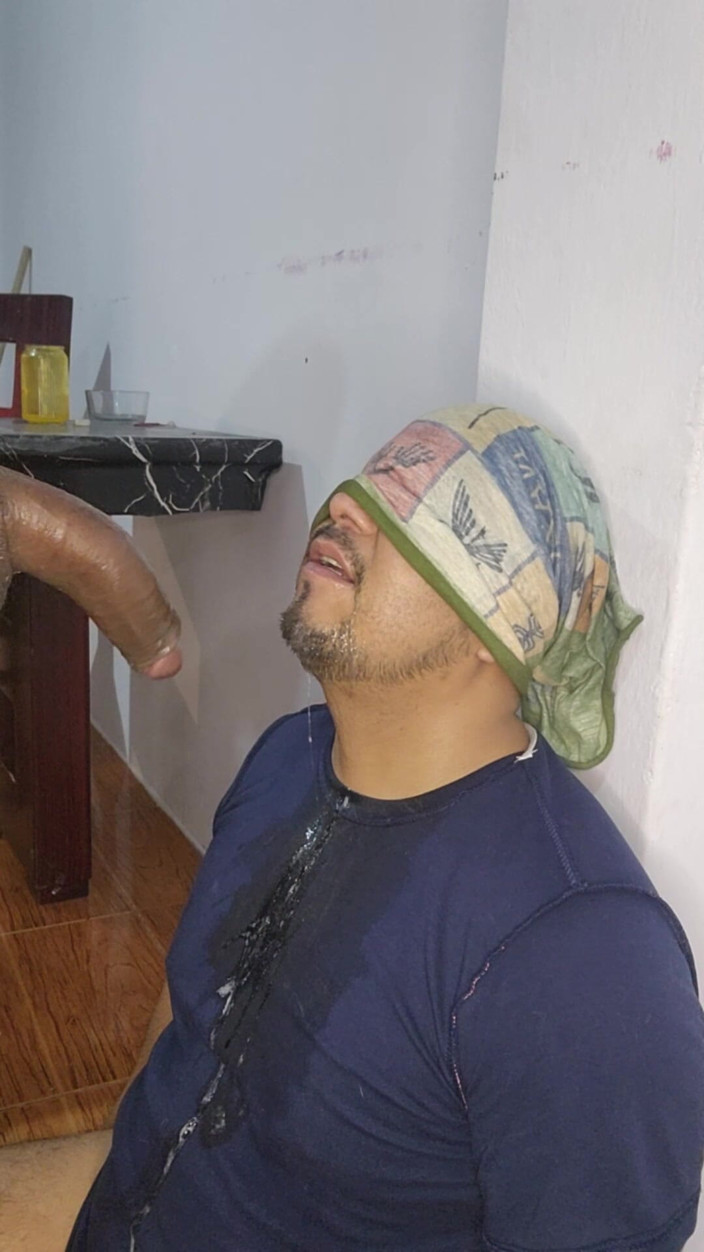 Swallowing 69: Được giữ dựa vào tường