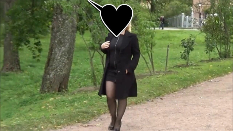 Nylon-Heels: Berjalan-jalan di dalam stoking MILF taman