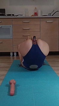 Sport torride avec un gode dans la bouche
