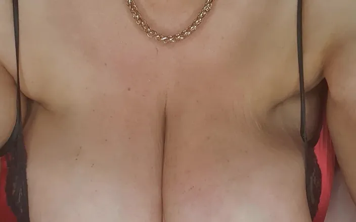 JJ Jewel BBW: Lolly Licking 36jj Spit on Tits