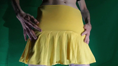 HeIsSooThin: Skirt kuning dengan seluar pendek kuning. Dipotong Percuma.