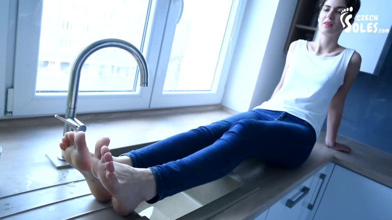 Czech Soles - foot fetish content: Seksi çıplak ayaklar mutfakta bakış açısı