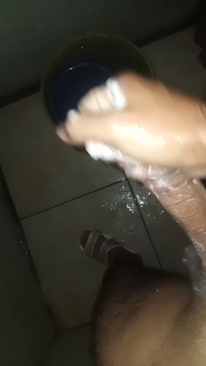 Cute boy jerks off: Kız banyoda mastürbasyon yapıyor