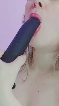 MAMĂ SEXY S-a jucat cu un vibrator supt și frecat între țâțe