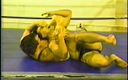 Gays Case: Zwei fitte wrestler kämpfen nackt in einer boxbahn