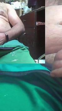 Papa speelt met zijn grote lul