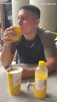 M-a invitat să beau cafea și apoi l-am futut în ciorapi de nailon