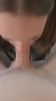Nettes rothaariges teen lernt, wie man halsfick, tittenfick und schlampigen blowjob macht