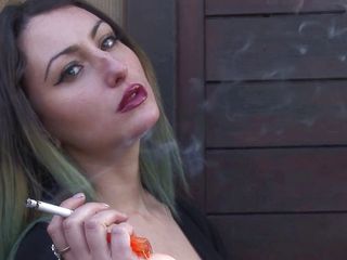 Super Heroines in Distress!: Nicole dipendenza da sigaretta!