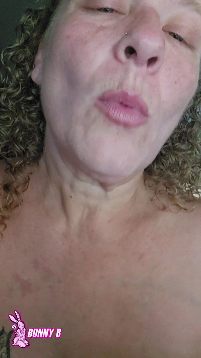 Kween Bunny B: Custom tongue vid - mainin memek bugil di dalam mobil