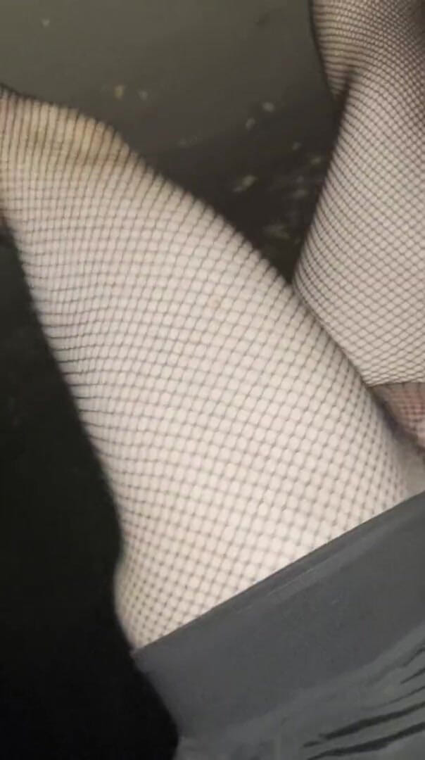 Apomit: パンストの近くの道路を歩く夜十代の熱い男の子フラッシュズボンなし