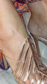 Selena adore les pieds et pose en talons